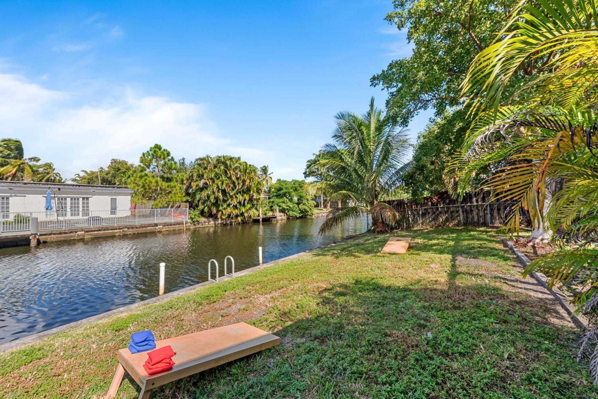 Canal Front Oasis With Pool, Bbq, 15 Mins To